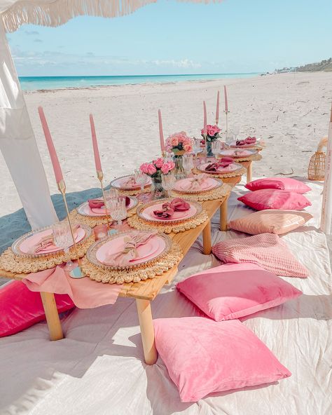 🌟✨ We had so much fun setting up this dreamy beach picnic for @pinkpalmpuff NEW collection launch! From cozy corners to chic touches, every detail was crafted to highlight their brand with a splash of style and a lot of heart. 🏖️💖 PS; out of all TEN photos 📸 which one was your fave? We loved #7 🤍 Beach Party Set Up, Cute Beach Picnic, Picnic Set Up, Birthday Beach Picnic, Beach Dinner Parties, Luxe Picnic, New Collection Launch, Beach Picnic Party, Beach Business