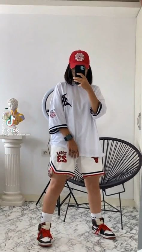 Pakaian Hipster, Looks Hip Hop, Baggy Outfit Ideas, Modele Fitness, Tomboy Outfits, Tomboy Style Outfits, Streetwear Fashion Women, Swaggy Outfits