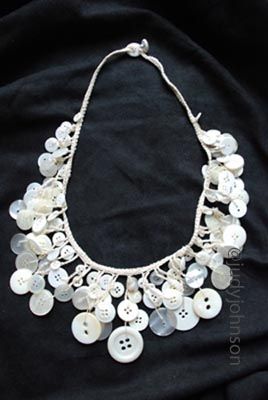 I am going to make one of these this summer! Crochet Vintage Button Necklace Button Creations, Crochet Button, Elegant Crochet, Button Necklace, Button Bracelet, Crochet Vintage, The Close, Crochet Buttons, Diy Buttons