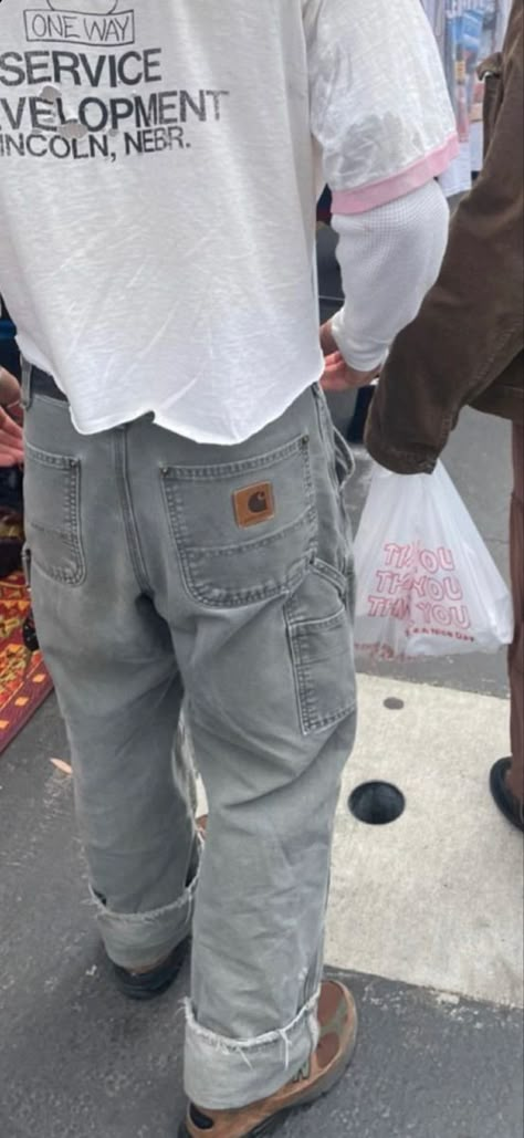 Denim Carpenter Pants Outfit, Grey Carpenter Pants Outfit, Carhartt Carpenter Pants Outfit, Grey Carhartt Pants Outfit, Carpenter Pants Outfit Men, Aesthetic Street Outfits, Carpenter Pants Outfit, Guy Outfit Ideas, Fit Pic Ideas