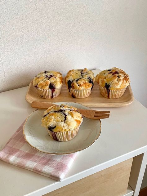 Muffin Pictures Instagram, Muffin Aesthetic Korean, Baking Muffins Aesthetic, Baking Asethic, Blueberry Muffins Aesthetic, Muffin Aesthetic, Muffins Aesthetic, Blueberry Crumble Muffins, Gluten Free Blueberry Muffins