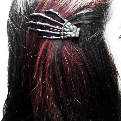 Mall Goth Accessories, Vamp Goth Aesthetic, Black And Red Hair Aesthetic, Red And Black Goth Aesthetic, Mall Goth Aesthetic, Hair Clips Aesthetic, Creepy Cute Fashion, Aesthetic Hairstyles, Kei Visual