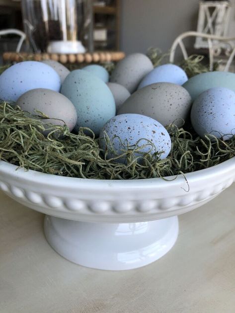 Hi friends! Spring is right around the corner! That means it’s time to decorate for the season. I love to use Easter eggs in my Spring decor. However, I want them to look real, not like the artificial plastic ones you can buy this time of year. I have two colors of chalk paint that remind me of bird eggs, and that’s where my inspiration came from. Style Dining Table Decor, French Easter, At Home Diy Crafts, Diy Crafts At Home, Easy Spring Crafts, Spring Diy Projects, Crafts Aesthetic, Easter Resurrection, Easter Things