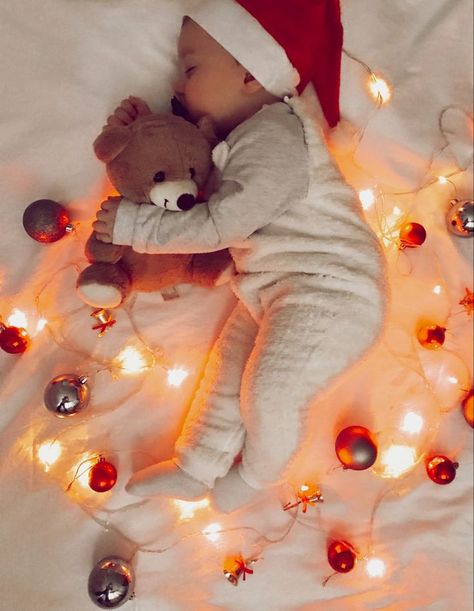 Newborn Christmas Diy Pictures, Diy Babies First Christmas Photos, Baby Grinch Photoshoot, Christmas Baby Photoshoot Ideas, Christmas Baby Photoshoot, Baby Christmas Photoshoot, Newborn Christmas Pictures, Baby Holiday Photos, Baby Christmas Photography