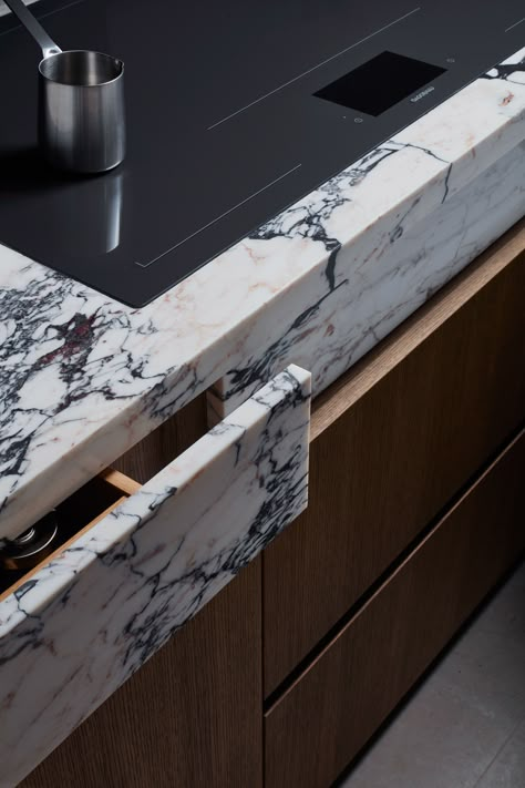 PLAYFUL TWISTS | Matching the marble drawer front to the island was a technically difficult feat resulting in an aesthetically satisfying finish. Marble is a classic finish and these unusual, playful twists impart a modern energy and power.⁠ Unusual Kitchens, Kitchen Design Details, Marble Drawer, Hampstead House, Rose Uniacke, Stone Kitchen, Kitchen Dinning, The Marble, Kitchen Marble