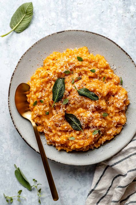 Easy No-Stir Pumpkin Risotto recipe! Pumpkin purée stirred into perfectly al dente risotto with plenty of parmesan & nutmeg, adding festive color & the perfect touch of earthy, sweet pumpkin flavor. Just 10 simple ingredients + 20 minutes of active cooking time - perfect for easy weeknight dinners & great side dish for Thanksgiving or Christmas! Naturally vegetarian & gluten-free. Easily vegan & dairy-free. #risottorecipeseasy #savorypumpkinrecipes #thanksgivingsidedish #plantbasedrecipes Butternut Pumpkin Recipes, Butternut Squash Parmesan, Risotto Vegetarian, Pumpkin Risotto Recipes, Pumpkin Foods, Risotto Vegan, Vegetarian Risotto, Plan Board, Risotto Dishes