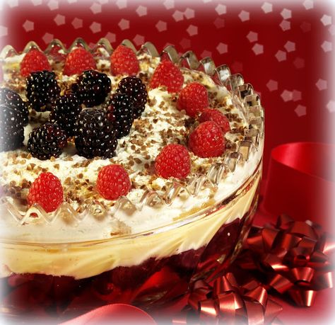 A Traditional English Trifle Traditional English Trifle, Raspberry Trifle, English Trifle, English Desserts, Christmas Trifle, Australian English, Trifle Pudding, Trifle Dish, The English Kitchen