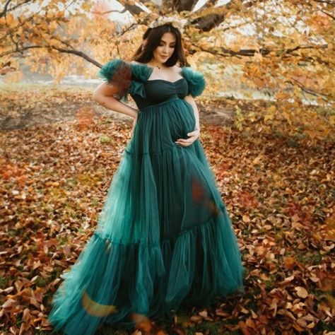 Elegant Maternity Dresses For Photoshoot, Maternity Photo Shoot Gowns, Green Baby Shower Dress For Mom, Maternity Photography Dress Ideas, Baby Shower Gowns For Moms, Green Net Dress, Tulle Maternity Dress Photoshoot, Green Maternity Dress Photoshoot, Maternity Photography Dress Gowns