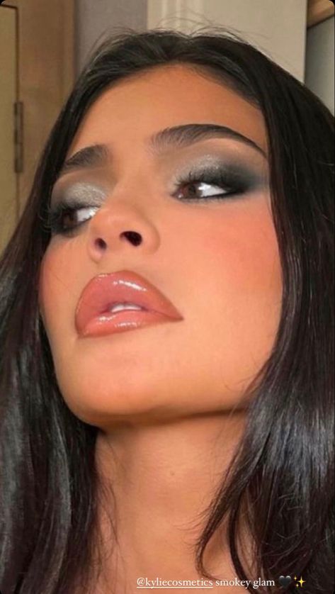 #kylie #kyliejenner #smokeyeyes Kylie Jenner Blue Makeup, Kylie Smokey Eye, Blue Grey Smokey Eye, Kylie Jenner Smokey Eye, Kylie Jenner Blue Eyes, Smoked Out Liner, Silver Smoky Eye, Grey Smokey Eye, Smoked Eyes