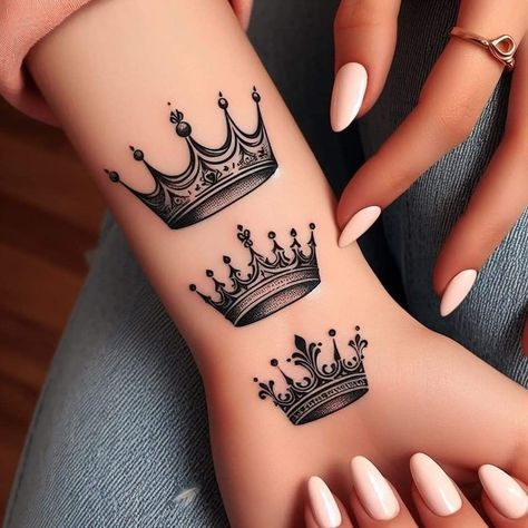 Crown Tatoos Woman, Best Star Tattoos, Crown Tattoos For Women, Roses Tattoos, Crown Tattoos, Butterfly Tattoos Images, 30 Tattoo, Kpop Tattoos, Mandala Hand Tattoos