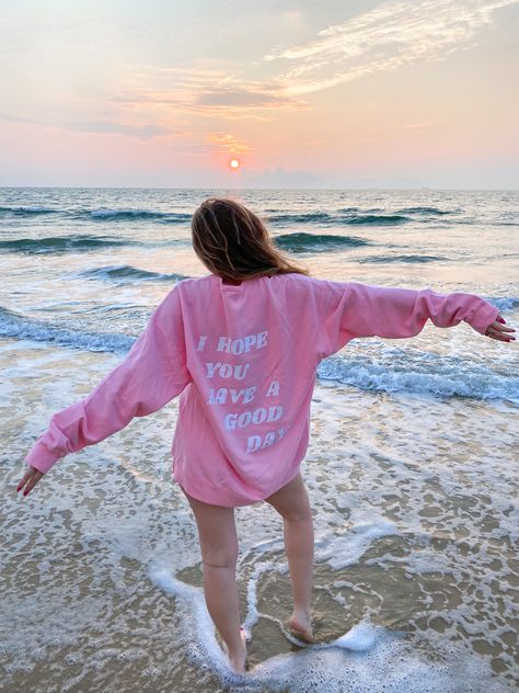 Sweatshirt On The Beach, Sunset Beach Photos Hoodie, Beach Merch Photoshoot, Beach Hoodie Pictures, Beach Pictures Sweatshirt, Sweatshirt Beach Pictures, Hoodie Beach Pictures, Pink Sweatshirt Aesthetic, Exec Photoshoot