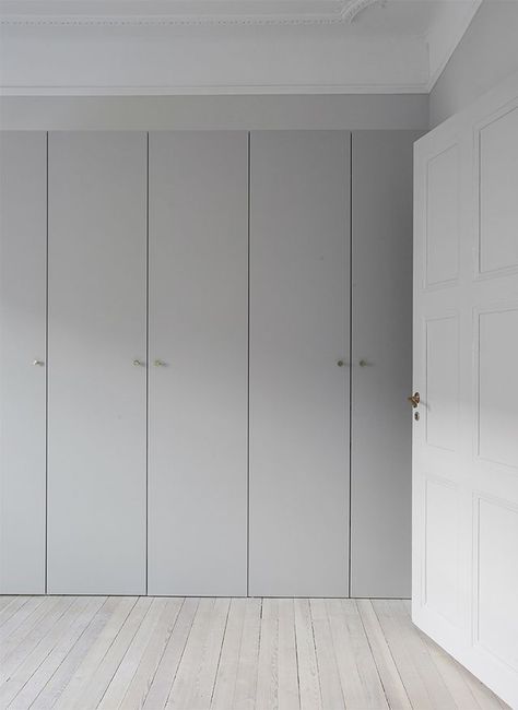 Homes to Inspire | Understated Style in White + Grey Gray Closet, Grey Wardrobe, Bedroom Closet Doors, Armoire Entree, White Closet, Doors And Floors, Bedroom Armoire, Understated Style, Bedroom Wardrobe