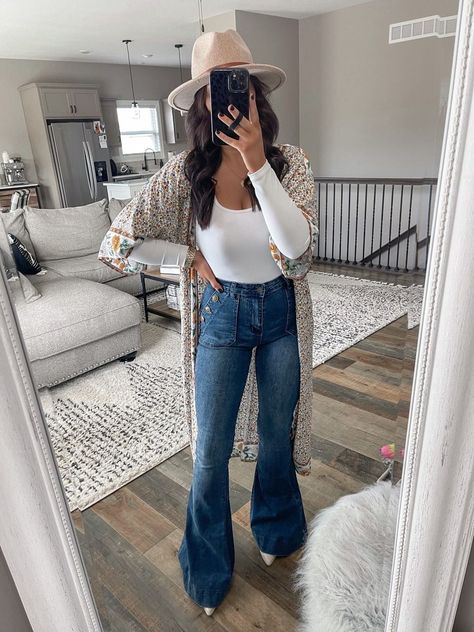 Denim Flares Outfit, Flare Jeans Outfit Spring, Prints Clothes, Flares Outfit, Look Kimono, Bell Bottom Jeans Outfit, Printed Skirt Outfit, Outfits Floral, Flare Jeans Outfit