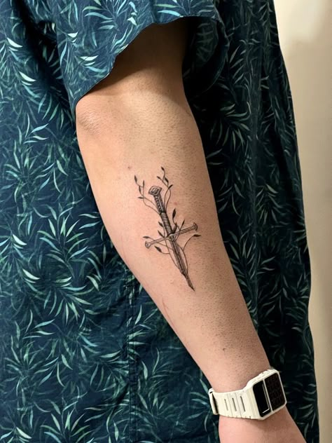 arm tattoo
narsil
isildur 
lotr
lord of the rings
tattoo ideas
fantasy tattoo
sword
knife
broken Lord Of The Rings Narsil, Narsil Tattoo, Ring Tattoo Designs, Lotr Tattoo, Lord Of The Rings Tattoo, Nature Tattoo Sleeve, Nerd Tattoo, Arm Band Tattoo, Ring Tattoos