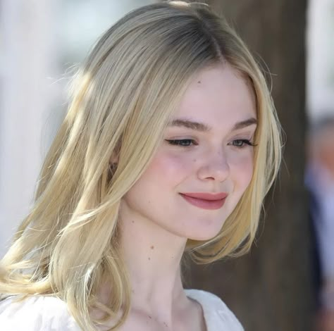 Neon Demon, The Neon Demon, Soft Feminine Outfits, Feminine Outfits, Elle Fashion, Make Up Inspo, Soft Feminine, London Love, Elle Fanning