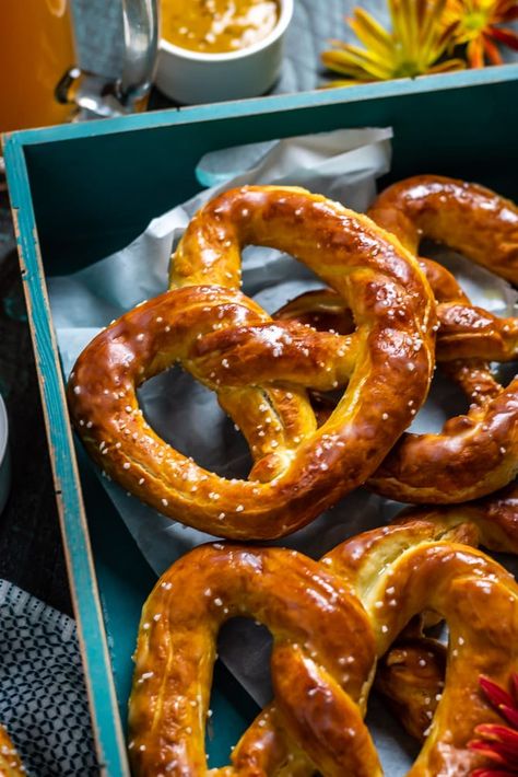 Homemade Mall-Style Soft Pretzels. If you love those golden, buttery mall pretzels, you have to check out this recipe and step-by-step video! | hostthetoast.com Mall Pretzels, Homemade Board Games, Pretzel Dough, Soft Pretzel Recipe, Homemade Pretzels, Homemade Soft Pretzels, Soft Pretzel, Pretzels Recipe, Soft Pretzels