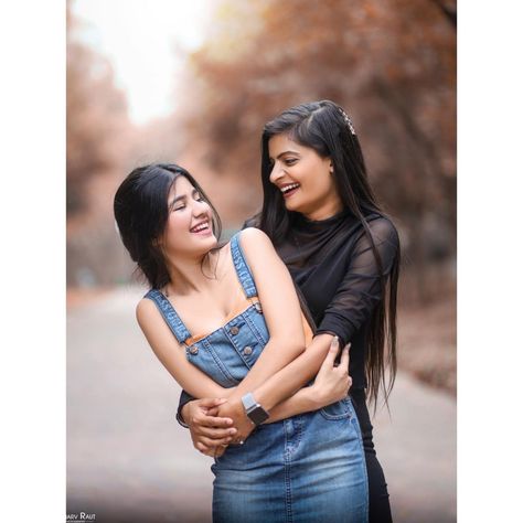 Photo Idea With Sister, Sister Sister Photoshoot, Twinning Poses With Sister, Best Friend Photo Poses Ideas, Poses For 2 Sisters, Aesthetic Pose With Friends, Photo Pose Friends, Photography Poses For Best Friends, Poses For Two Sisters