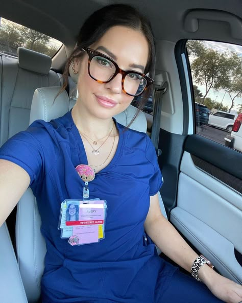 Outfits For Nursing School, Doctor Woman Aesthetic, Woman In Scrubs, Nurse Selfie, Cute Nurse Outfits, Female Doctor Aesthetic, Nurse Instagram, Scrubs Aesthetic, Avery Woods