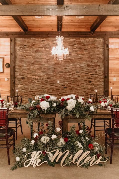 Christmas Inspired Wedding Decor, Red And White Rustic Wedding, Christmas Bride And Groom Table, Christmas Head Table Wedding, Christmas Rustic Wedding Ideas, Christmas Wedding Arbor, Rustic Christmas Wedding Centerpieces, Rustic Winter Wedding Centerpieces, Christmas Sweetheart Table