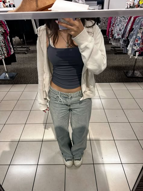 Outfit Idea With Converse, Baggy Jeans And Converse Outfit, Converse And Baggy Jeans, Brandy Melville Jeans Outfits, Stomach Covering Outfits, Outfits For School Converse, Outfit Inspo Brandy Melville, Basic Baggy Outfit, Baggy Zip Up Hoodie Outfit