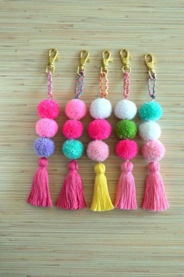 Beaded Keychain Diy, Pompom Keychain, Projek Menjahit, Tassel Crafts, Pom Pom Keychain, Diy Yarn Crafts, Crochet Keychain Pattern, Pom Pom Crafts, Bead Charms Diy