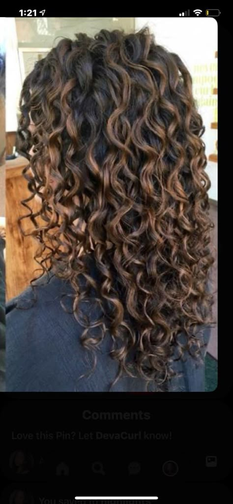 2c Hair With Highlights, Highlights Curly Hair Dark Brown, Highlights On 2c Hair, Curly Brown Hair With Caramel Highlights, Curly Dyed Hair Highlights, Caramel Brown Balayage On Black Hair, Caramel Highlights On Dark Curly Hair, Natural Caramel Highlights, Curly Balayage Hair Brunettes