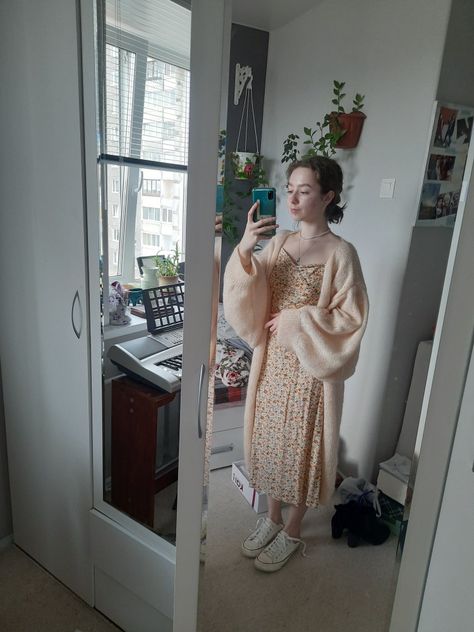 Long Dress And Cardigan Outfit, Long Dress With Cardigan, Dress With Cardigan Outfit, Dress And Cardigan Outfit, Flower Dresses Outfit, Outfit Feminine, Long Flower Dress, Miss Honey, Sweater Vest Outfit