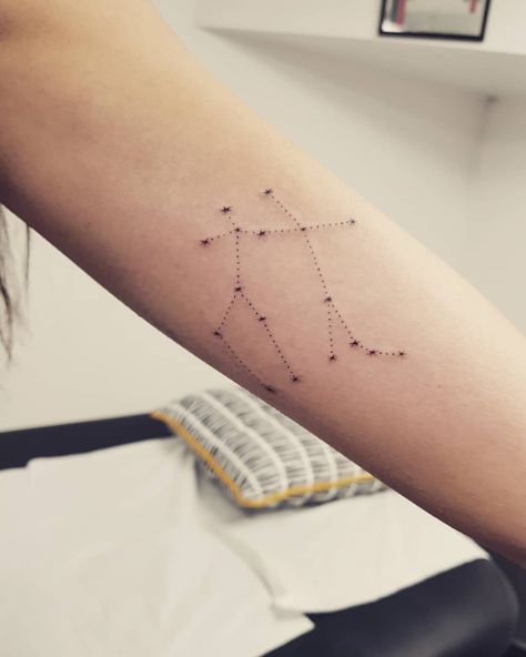 ꕥ Ｆａｉｔｈ Ｔａｔｔｏｏ ꕥ on Instagram: “Ouuuups j'avais oublié de poster ces petites constellations ♡ . #tattoo #ink #constellation #gemeaux #gemini #geminitattoo #minimalist…” Gemini Star Constellation Tattoo, Constellations Tattoo, Zodiac Sign Tattoo Ideas, Gemini Constellation Tattoo, Gemini Star Constellation, Zodiac Sign Tattoo, Mommy Daughter Tattoos, Tattoo Letters, Gemini Star