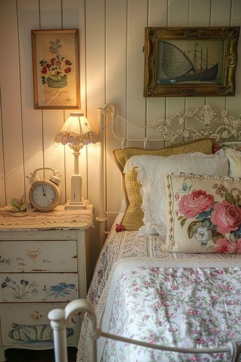 Pastel Inspiration, Cottage Bedrooms, Vintage Bedroom Ideas, Cozy Homes, Bedroom Ideas Inspiration, Core Design, Dekorasi Kamar Tidur, Girly Room, Dream Cottage