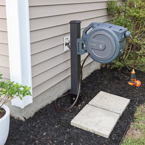 Learn how to build a DIY hose stand for a standard hose or a retractable hose reel and learn how to upgrade your hoses! This DIY garden hose holder is an easy outdoor DIY project! Hose Post Diy, Retractable Hose Reel Post, Diy Hose Holder Ideas, Hose Reel Post, Hose Reel Diy, Garden Hose Holder Diy, Hose Reel Ideas, Garden Hose Storage Ideas, Auction Class Project Ideas