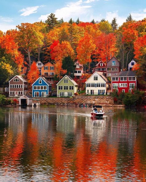 Autumn The Most Beautiful Time of The Year. | Lovely Lake Winnipesaukee In New Hampshire🧡🍂🧡 Lake Winnipesaukee, New England Fall, Autumn Scenes, Autumn Scenery, Fall Travel, Autumn Beauty, Fall Pictures, Autumn Aesthetic, Best Places To Travel