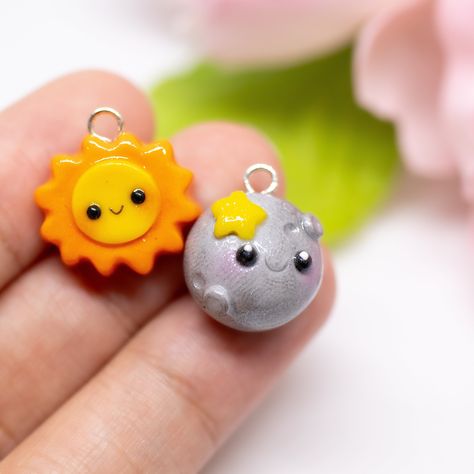 The sun gives light and the moon reflects it. Although one is brighter than the other, they both shine when it's their time. These cute sun and moon charms are perfect to give to you and your friend, so you can match! The star on the moon glows in the dark! Charm can be attached to a cell phone, purse, backpack, pouch, stitch marker, earrings, and more. ✨CHARM FEATURES✨ Handmade from polymer clay, glazed with resin Listing is for two (2) charms(one sun and one moon) Size: .625" tall x .625" wide Polymer Clay Best Friend Charms, Serotonin Decor, Clay Charm Ideas, Clay Phone Charm, Cute Polymer Clay Charms, Polymer Clay Sun, Cute Sun And Moon, Cute Clay Charms, Polymer Clay Moon