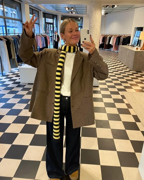 Fitting room fun 🐝 Pick your favorite look. Needed to try this whole collection of amazing basics, cute knitwear, striped scarves… | Instagram Striped Scarf Outfit, Scarf Outfit, Autumn Fits, Winter Inspo, Work Fits, Striped Scarves, Stockholm Fashion, Mode Inspo, Fall Winter 2024