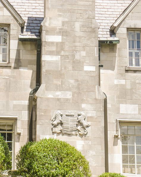 Aged Smooth Face Indiana Limestone Panels Exterior Limestone, Limestone House Exterior, Small Luxury Homes, Limestone Cladding, Stone Veneer Exterior, Indiana Limestone, Limestone House, Veneer Stone, Stone Exterior Houses