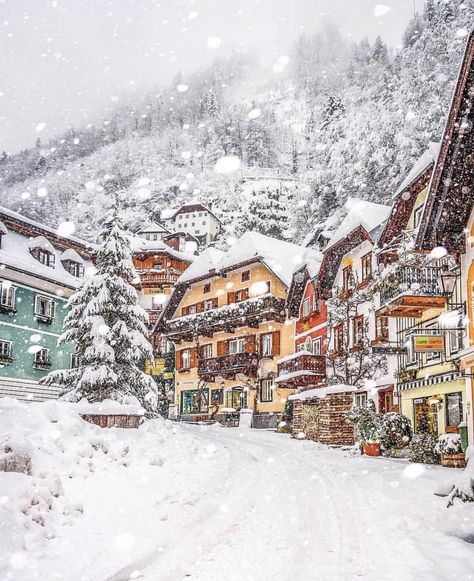 Photo via @christmas.joy.is.here Hallstatt Austria, Cold Autumn, Happy Winter, Voyage Europe, Great Pic, Noel Christmas, Winter Gift, Decorations Christmas, Salzburg