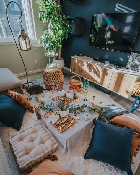 Living Room Picnic Date, Room Creative Ideas, Cozy Date Night At Home, Indoor Date Night Ideas, Indoor Picnic Date, Indoor Movie Night, Living Room Picnic, Best Living Room Ideas, Small Cozy Apartment