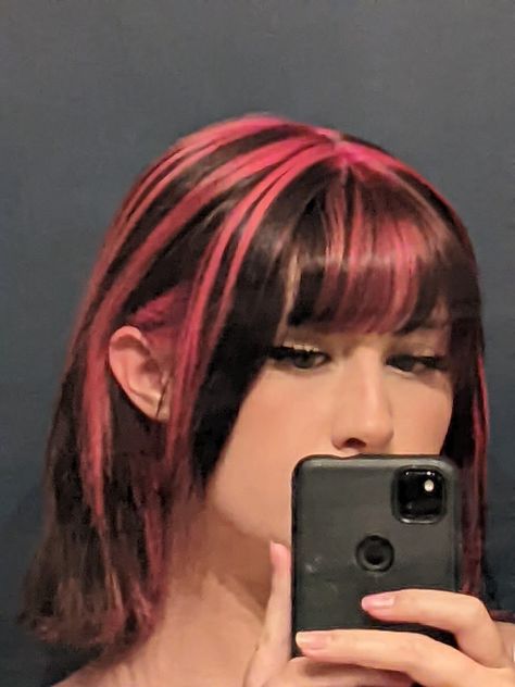 Black hair with pink stripes Pink And Black Hair Draculaura, Pink Hair Ideas For Black Hair, Black Into Pink Hair, Black With Pink Streaks, Stripes Dyed Hair, Black Hair Pink Stripes, Pink Hair With Black Streaks, Pink Highlights On Short Hair, Hair Stripes Color