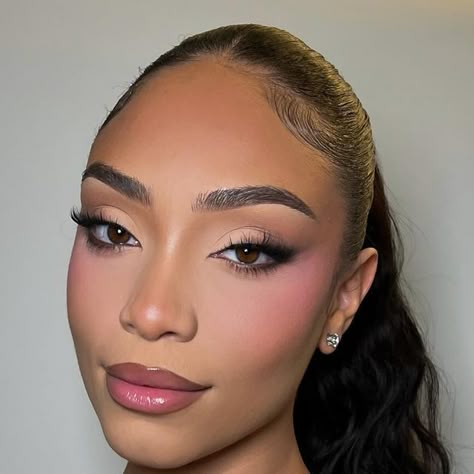 Soft Glam Tan Skin, Pink Blush Look, Baby Shower Makeup Looks, Makeup Ideas Neutral, Pink Blush Makeup Looks, Birthday Makeup Glam, Soft Glowy Makeup Wedding, Glam Makeup Pink, Doll Makeup Aesthetic