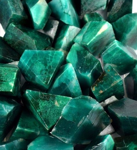 Gems Aesthetic, Dark Green Aesthetic, Slytherin Aesthetic, Real Turquoise, Green Emerald, Green Crystals, Green Aesthetic, Natural Emerald, Faceted Gemstones