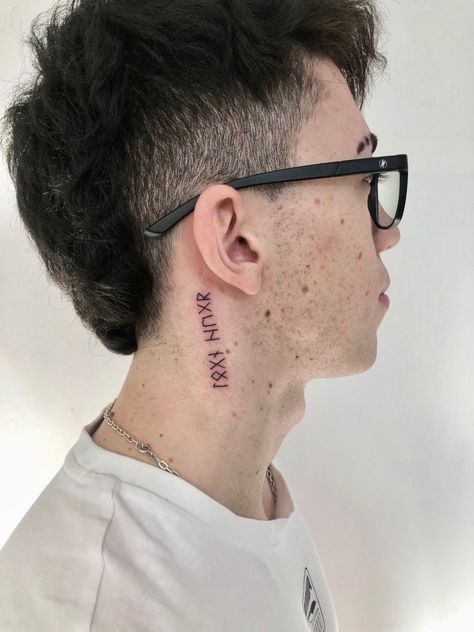 Atreus Neck Tattoo. Lettering on his neck translates into the Icelandic phrase “logr hugr”(Calm / Steady Mind) Nordic Letters Tattoo, Rune Neck Tattoo, Atreus Neck Tattoo, Norse Tattoo Neck, Atreus Hand Tattoo, Small Norse Tattoo, Neck Tattoo Lettering, Atreus Tattoos, Viking Neck Tattoo