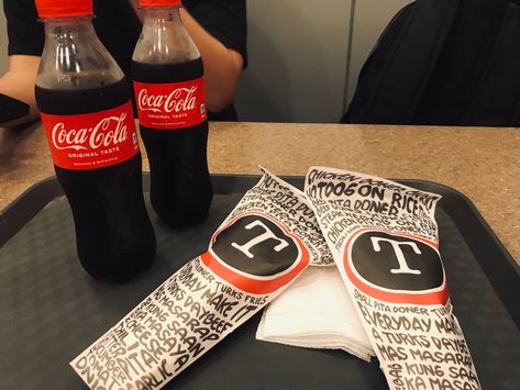 shawarma x coca cola Coke In Glass Bottles, Cleaning With Coke, Coke Bottle Glasses, Coca Cola Glasses, Coke Zero, Coca-cola 600, Coca Cola, Beverage Can, Canning