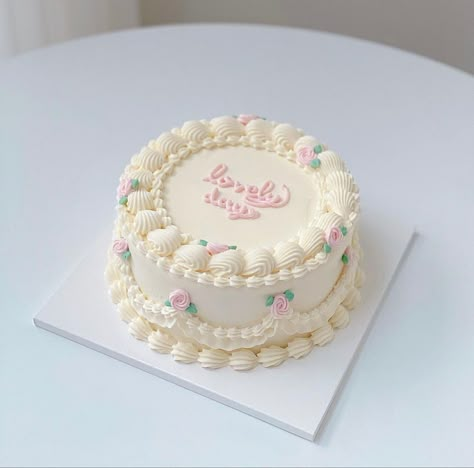 Candle Cakes, Bolo Vintage, Vintage Birthday Cakes, Vintage Cakes, Beautiful Cake Designs, Simple Cake Designs, Mini Cakes Birthday, Cake Decorating Frosting, Creative Birthday Cakes