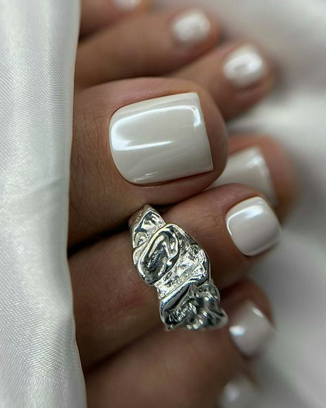 Off White Pedicure Toenails, French Pedicure Designs Toenails Summer, Pedicure White Design, Pedicures For Wedding, White Chrome Pedicure Toenails, Wedding Beach Nails, Bachelorette Pedicure, White Chrome Pedicure, White Chrome Toe Nails