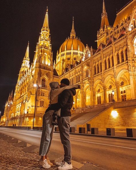 Budapest Engagement Photos, Budimpesta Photography, Photo Ideas Budapest, Vienna Couple Photos, Budapest Couple Photos, Budapest Hungary Photography, Budapest Photo Ideas Winter, Budapest Couple, Vienna Photo Ideas