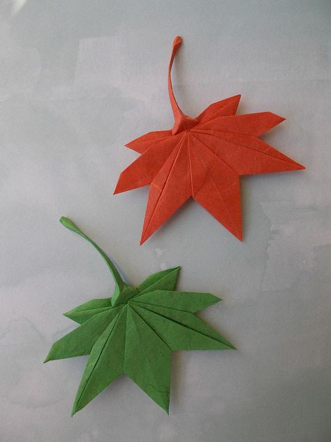 Origami Leaves Leaves Origami, Origami Leaves, Dollar Origami, Tutorial Origami, Origami Ball, Dollar Bill Origami, Origami Bookmark, Fabric Origami, Origami Patterns