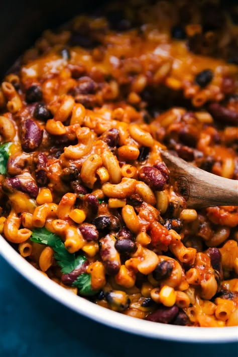 Vegetarian Chili Mac (in ONE Pot!) - Chelsea's Messy Apron Vegetarian Chili Mac, Vegetarian One Pot Meals, Chili Mac Recipe, One Pot Vegetarian, Chelsea's Messy Apron, Corn Cheese, Chili Mac, Meatless Monday Recipes, Easy Chili