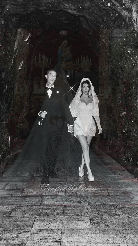 Wedding Kourtney Kardashian, Kourtney Travis Wedding, Travis And Kourtney Wedding, Kourtney Kardashian Elopement, Kourtney Kardashian Wedding Las Vegas, Kourtney Wedding Dress, Kourtney Kardashian Wedding Looks, Kourtney Kardashian Wedding Veil, Kourtney Kardashian Wedding Aesthetic