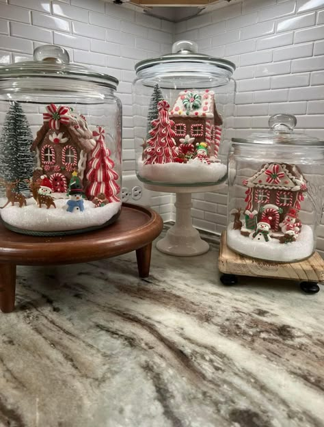 Diy Snow Globes, Diy Snow, Gingerbread Crafts, Gingerbread Christmas Decor, Holiday Deco, Gingerbread Decorations, Christmas Kitchen Decor, Christmas Mason Jars, Christmas Interiors