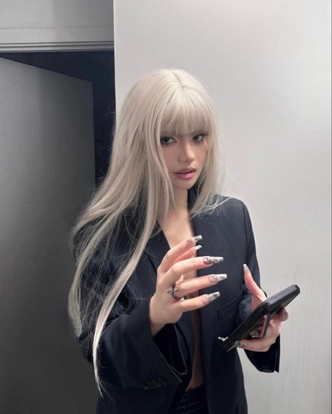 Asian Platinum Hair, White Hair Asian Girl, Long White Hair With Bangs, White Hair Outfit, Asian Platinum Blonde Hair, Platinum Blonde Hair Asian, Blond Beige, Silver White Hair, Long White Hair