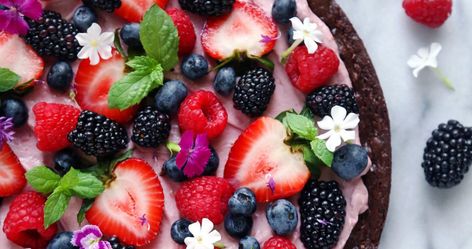 Very Berry Brownie Pizza - Wife Mama Foodie Brownie Pizza, Fruit Pizza Sugar Cookie, Dairy Free Cream, Impressive Desserts, Freeze Dried Raspberries, Dried Raspberries, Very Berry, Fruit Pizza, Almond Cream